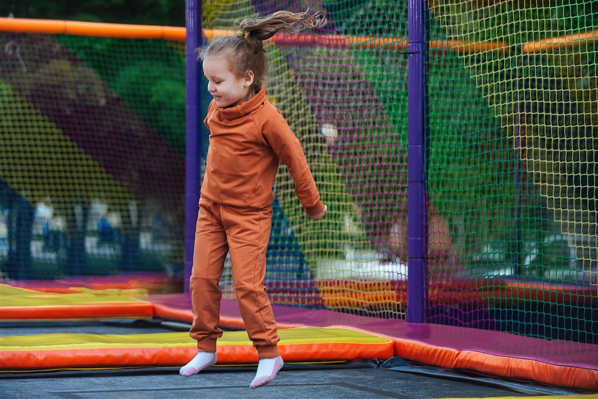 Trampoline : à quel âge les enfants peuvent-ils commencer à sauter ?