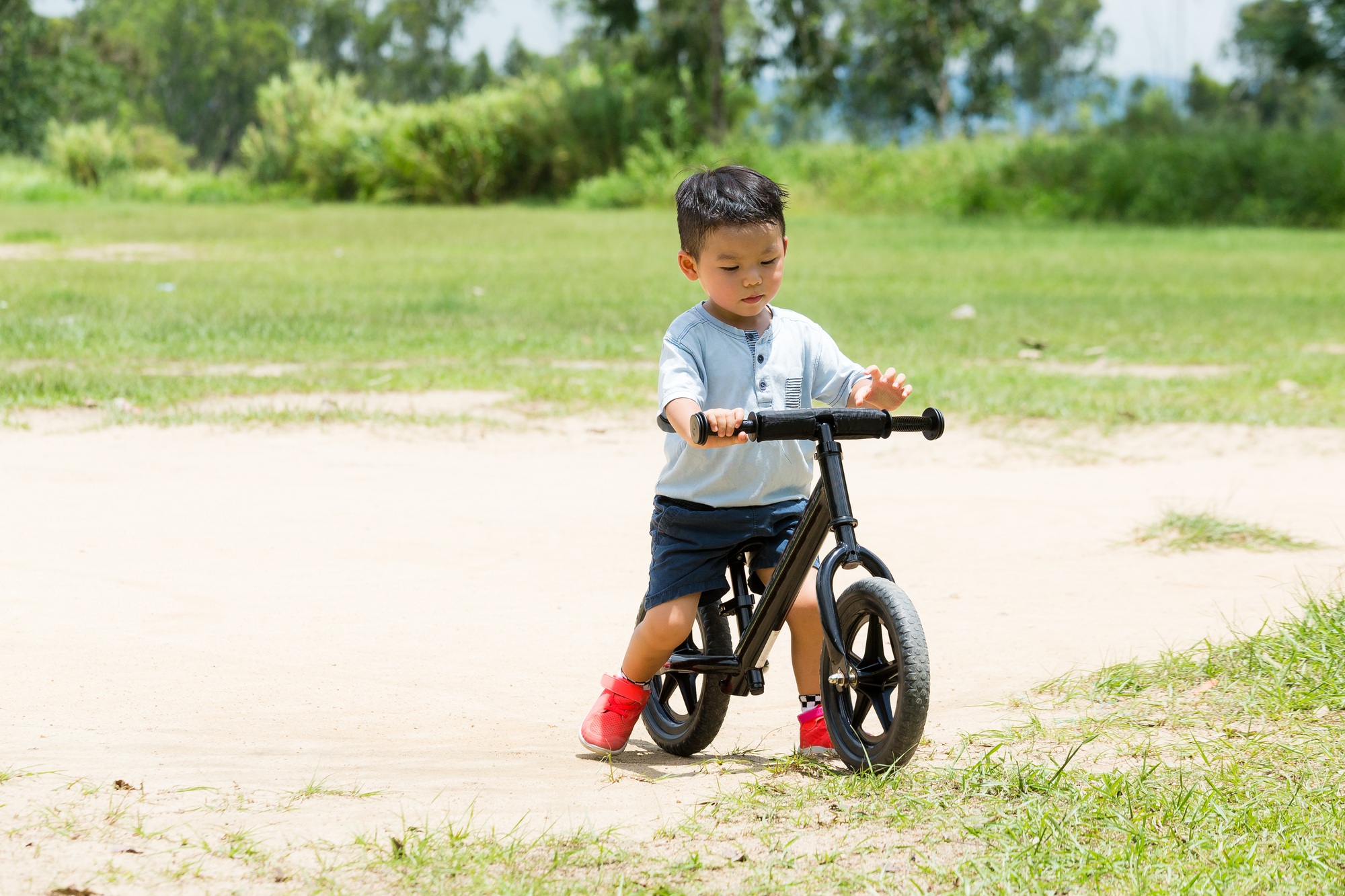 Préparer votre enfant : âge pour le vélo sans roulette et astuces pratiques